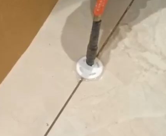 铜陵瓷砖空鼓维修公司专业解答瓷砖在铺贴过程中，如果没有涂抹均匀到位的粘结材料（如水泥砂浆或瓷砖胶），可能会导致以下问题