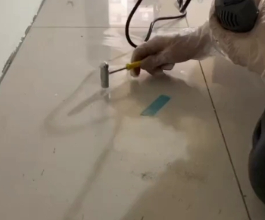 铜陵瓷砖开裂维修公司专业分享瓷砖在铺贴前如果没有沥干水分，将会导致以下问题